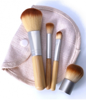 Le Monde du Bio Set de voyage avec 4 mini pinceaux de maquillage